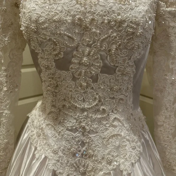 Alfred Angelo  Lace Vintage Bridal Gown - Picture 12 of 16